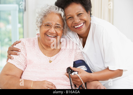 African American Mutter und Erwachsene Tochter Lächeln einander an Stockfoto