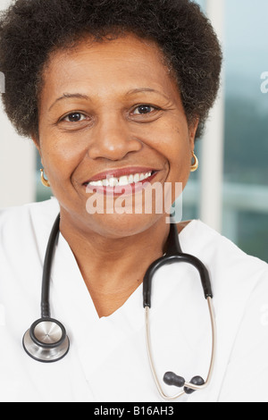 Afrikanische amerikanische Ärztin mit Stethoskop Stockfoto