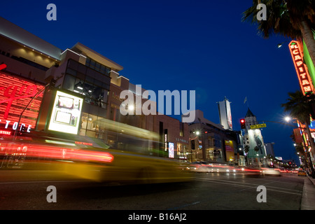 Autos-Streifen hinter dem Kodak Theater am Hollywood Boulevard in Los Angeles Kalifornien USA in der Abenddämmerung Stockfoto