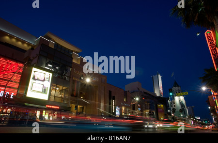 Autos-Streifen hinter dem Kodak Theater am Hollywood Boulevard in Los Angeles Kalifornien USA in der Abenddämmerung Stockfoto