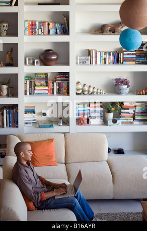 Afrikanische Amerikaner Tippen auf laptop Stockfoto