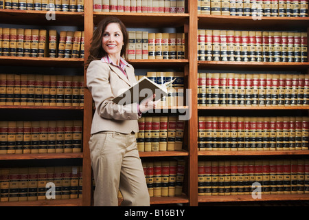Hispanic Frau liest Bibliothek Nachschlagewerk Stockfoto