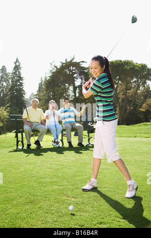 Asiatische Frau Golf spielen Stockfoto