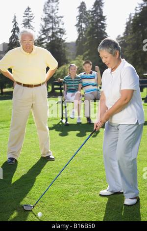 Hochrangige asiatische Frau Golf spielen Stockfoto