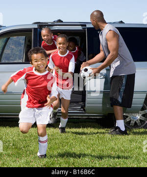Multi-ethnischen Kinder im Fußball-Uniformen Stockfoto