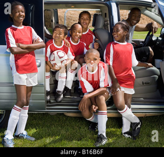Multi-ethnischen Kinder im Fußball-Uniformen Stockfoto