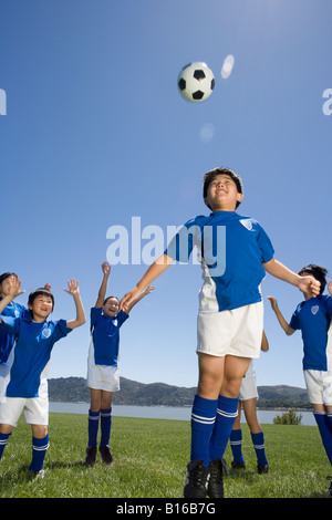 Multi-ethnischen Kinder Fußball spielen Stockfoto