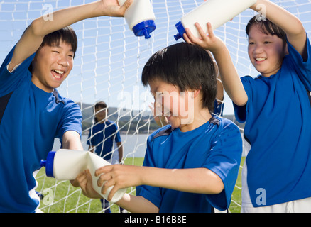 Asiatische Jungs spielen mit Wasserflaschen Stockfoto