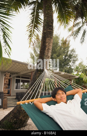 Asiatischer Mann Verlegung in Hängematte Stockfoto