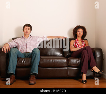 Multi-ethnischen paar auf sofa Stockfoto
