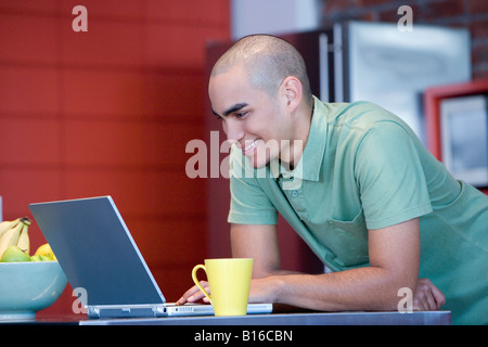 Afrikanische amerikanische Mann Blick auf laptop Stockfoto