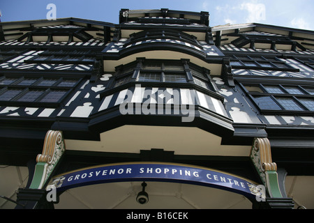 Von Chester, England. Niedrige abgewinkelt, Blick auf die Tudor Gebäude Fassade über dem Eingang Grosvenor Shopping Centre. Stockfoto