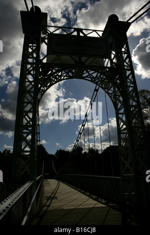Von Chester, England. Silhouette Blick von Queens Park Hängebrücke über den Fluss Dee. Stockfoto