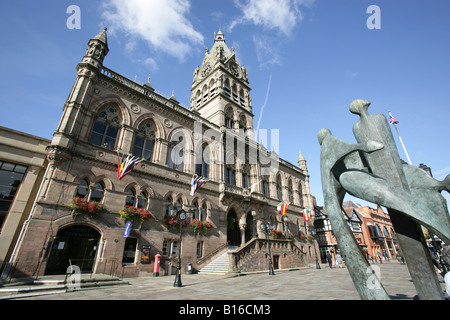 Von Chester, England. Die Feier von Chester Skulptur von Stephen Broadbent, mit Chester Rathaus im Hintergrund. Stockfoto