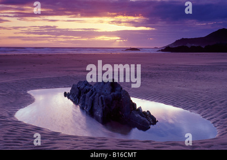 Rockpool an einem Strand in North Devon, UK, bei Sonnenuntergang Stockfoto