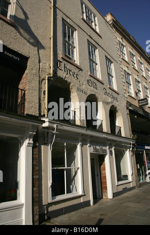 Von Chester, England. Die mittelalterlichen 13. Jahrhundert drei alten Bögen am Chester Zeilen auf Bridge Street gelegen. Stockfoto