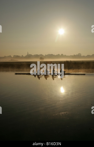 Von Chester, England. Sunrise-Ansicht der Ruderer auf dem Fluss Dee mit Chester Wiesen im Hintergrund. Stockfoto