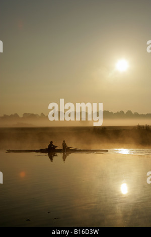 Von Chester, England. Sunrise-Ansicht der Ruderer auf dem Fluss Dee mit Chester Wiesen im Hintergrund. Stockfoto