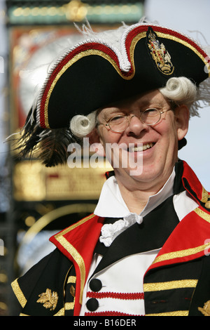 Von Chester, England. Chesters Stadtausrufer Mittag Proklamationen mit Eastgate Clock im Hintergrund zu lesen. Stockfoto