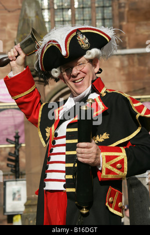 Von Chester, England. Chester Stadtausrufer David Mitchell lesen Mittag Proklamationen am Chester es hohe Kreuz. Stockfoto