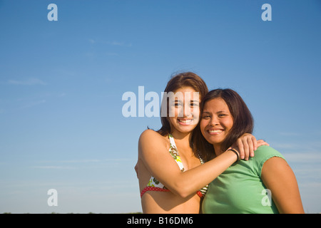 Asiatische Mutter und Tochter umarmt Stockfoto