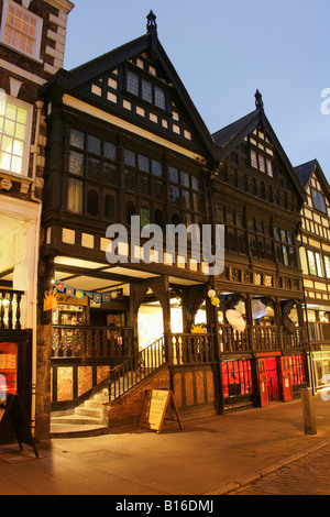 Von Chester, England. Nachtansicht von Bischof Lloyd's Palace Ost und West Kammern über die Zeilen bei Watergate Street. Stockfoto