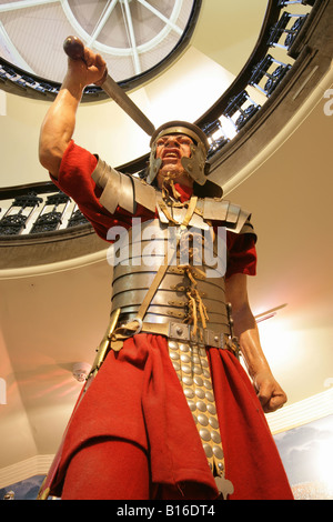 Von Chester, England. Leben-Size-Model von einem Roman Centurion im Chester Grosvenor Museum. Stockfoto