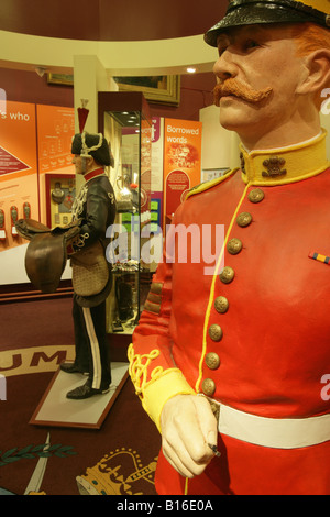 Von Chester, England. Modell der Yeoman Staff Sergeant mit einem 3. Dragoon Guard bei der Cheshire Militärmuseum. Stockfoto