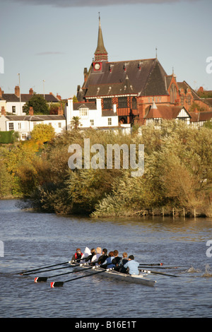 Von Chester, England. Ruderer auf dem Fluss Dee in der Nähe der Wiese mit Boughton im Hintergrund. Stockfoto