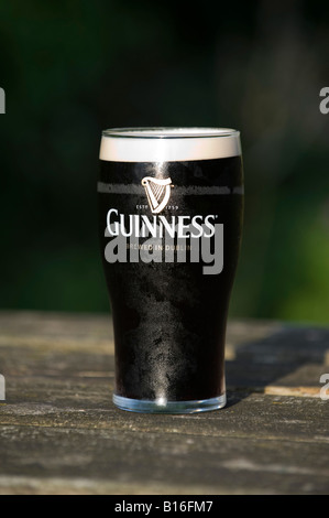 Pint Guinness Draught auf einem Gartentisch Pub. UK Stockfoto