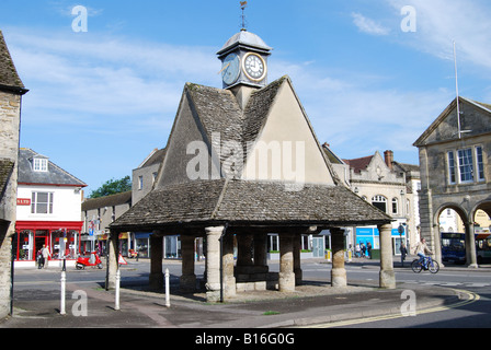 Clock Tower, mittelalterlichen Buttercross, Marktplatz, Witney, Oxfordshire, England, Vereinigtes Königreich Stockfoto