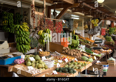 Obst- und Gemüsestände auf dem Bauernmarkt Mercado dos Lavradores Funchal Madeira Portugal EU Europa Stockfoto