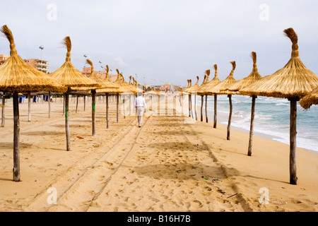 Ein Mann zu Fuß auf den Sand. Strand. Palma de Mallorca (Mallorca). Stockfoto