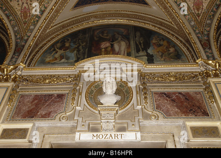 Austria Wien Wien Wiener Staatsoper , Staatsoper , Wanddecke Detail in der Hauptbar mit Büste von Mozart Stockfoto