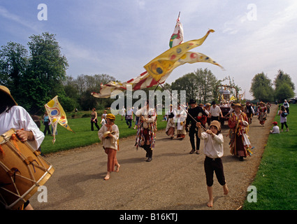 May Day Parade und hohe Spritzgebäck Kentwell Hall Tudor Tage re Inszenierung in der Nähe von Long Melford Suffolk Stockfoto