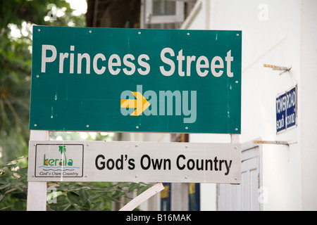 Ein Straßenschild in Kochi (in Kerala, Indien). Kerala wird als "Gottes eigenes Land" erfolgreich vermarktet. Stockfoto