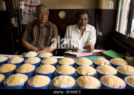 Eine Reis-Großhandel-Shop in großen Bazar Road, Kozhikode. Der Preis für Reis ist rasch steigen die Männer Mitte 2008 erwähnt. Stockfoto