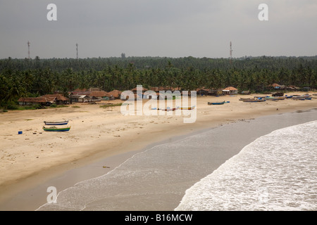 Der Blick auf Bekal Fort Beah von Bekal Fort in der Nähe von Kasaragod, Kerala. Angelboote/Fischerboote stehen auf dem goldenen Sand. Stockfoto