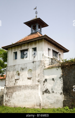 Der Glockenturm neben der Pardesi Synagoge in Jew Town, Kochi in Kerala, Indien. Stockfoto