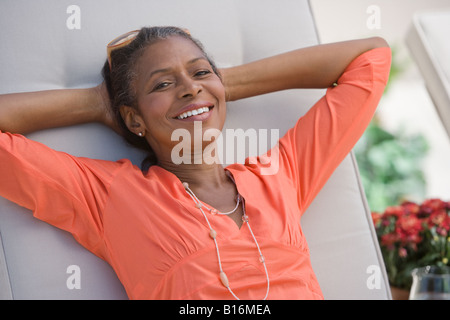 Senior African American Woman Hände hinter Kopf Stockfoto