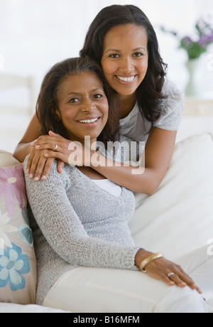 African American Mutter und Erwachsene Tochter umarmt Stockfoto