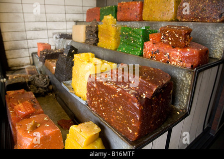 Halwa ist direkt an der SM Street in Kozhikode, Kerala angeboten. Stockfoto