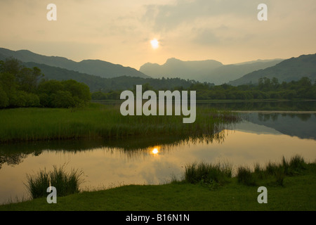 Trübe Sonnenuntergang über Elter Wasser und Langdale Pikes, Langdale Valley, Lake District National Park, Cumbria, England UK Stockfoto