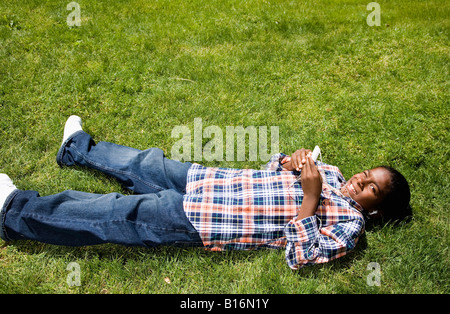 Afrikanischen jungen anhören von MP3-player Stockfoto