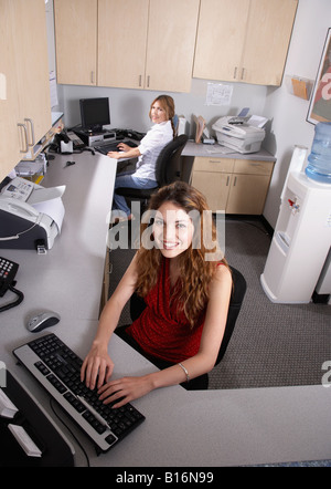 Hispanische Mediziner im Büro Stockfoto