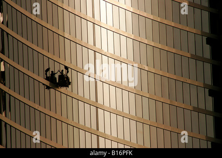 Fensterputzer im Jumeirah Beach Hotel in Dubai Vereinigte Arabische Emirate VAE Stockfoto