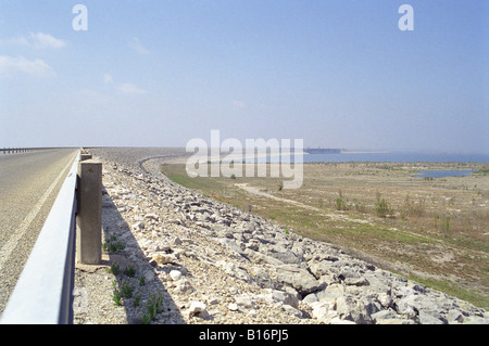 Der Straße nähert sich der Lake Amistad Damm Grenzübertritt zwischen Del Rio, Texas USA und Acuna Coahuila, Mexiko Stockfoto