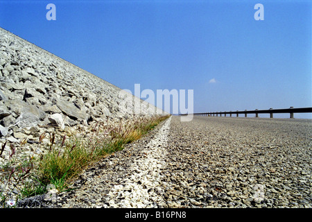 Die Straße am Fuße des The Lake Amistad Damm Grenzübertritt zwischen Del Rio, Texas USA und Acuna Coahuila, Mexiko Stockfoto