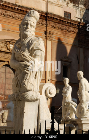 Fontana della Vergogna Statuen Piazza di Pretoria Palermo Sizilien Italien Stockfoto
