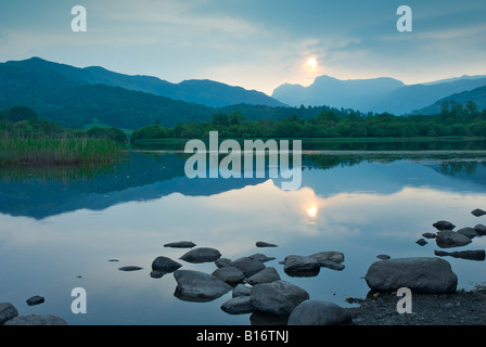 Trübe Sonnenuntergang über Elter Wasser und Langdale Pikes, Langdale Valley, Lake District National Park, Cumbria, England UK Stockfoto